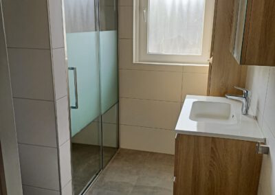 Badkamer met ingebouwde regendouche