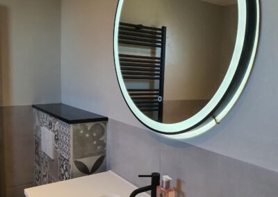 Badkamer met ronde spiegel