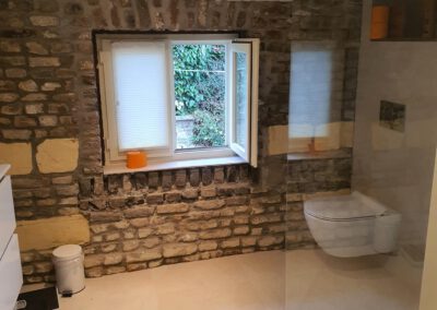 Badkamer met stenen muur